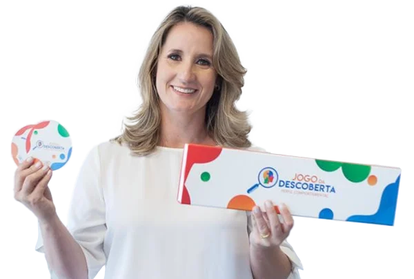 Profissional mostrando dois jogos de estratégias DISC