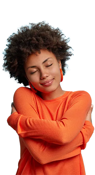 uma mulher morena e jovem, se abraçando com os olhos fechados