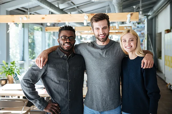 dois homens e uma mulher em um ambiente de trabalho moderno e descolado