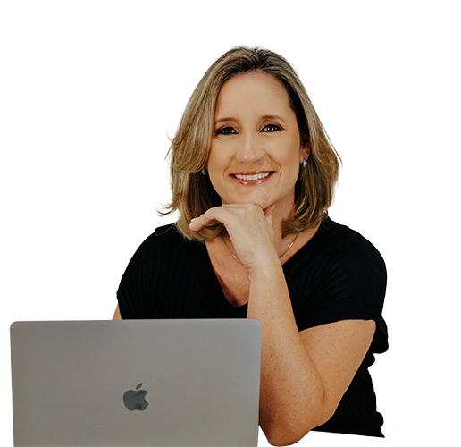 profissional em uma mesa de home office com um notebook a sua frente