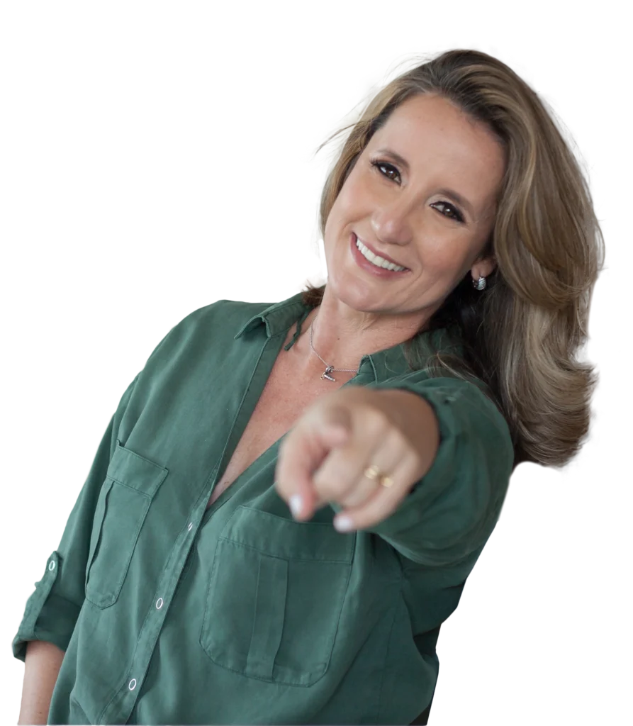 Mulher de blusa verde com aparência feliz apontando o dedo para frente